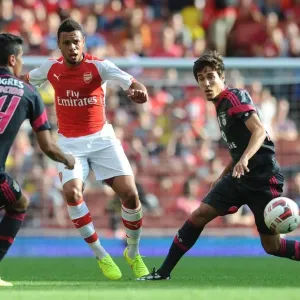 Francis Coquelin (Arsenal) Andre Almeida and Candeias (Benfica). Arsenal 5: 1 Benfica Francis Coquelin (Arsenal) Andre Almeida and Candeias (Benfica). Arsenal 5: 1 Benfica