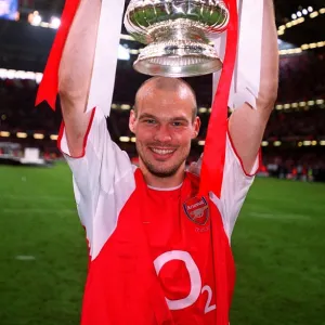 Freddie Ljungberg (Arsenal) with the FA Cup Trophy. Arsenal 1: 0 Southampton