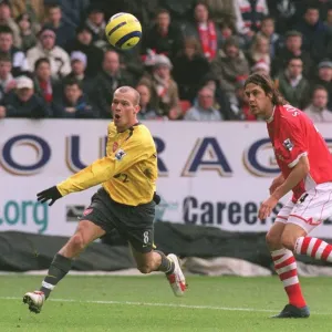 Freddie Ljungberg (Arsenal) Gonzalo Sorondo (Charlton) Freddie Ljungberg (Arsenal) Gonzalo Sorondo (Charlton)