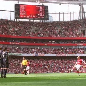 Freddie Ljungberg (Arsenal) takes a free kick