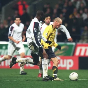 Freddy Ljungberg bricht vor dem Bolton-Verteidiger Abdoulaye Meite durch und schießt den zweiten Tor für Arsenal
