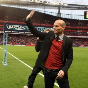 Freddie Ljungberg (Ex Arsenal) waves to the fans before the match. Arsenal 2: 0 Stoke City