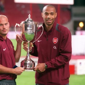 Freddie Ljungberg and Thierry Henry (Arsenal). Arsenal 2: 1 Porto