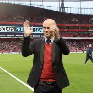 Freddie Ljungberg Waves to Arsenal Fans: Arsenal 2:0 Stoke City