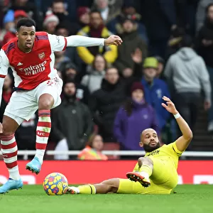 Gabriel Outmaneuvers Mbeumo: Arsenal vs. Brentford in Premier League Action - Arsenal's Gabriel Evades Rival Player