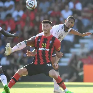 Clash intenso entre el Bournemouth de Gabriel y el Arsenal FC con Kieffer Moore en la Liga Premier Clash intenso entre el Bournemouth de Gabriel y el Arsenal FC con Kieffer Moore en la Liga Premier