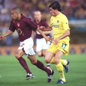 Gael Clichy (Arsenal) Javi Venta (Villarreal). Villarreal v Arsenal Gael Clichy (Arsenal) Javi Venta (Villarreal). Villarreal v Arsenal