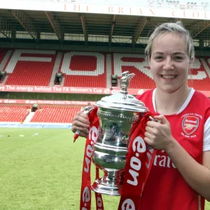 Gemma Davison with the FA Cup Trophy (Arsenal)