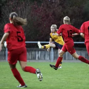 Gemma Davison scores a goal for Arsenal Gemma Davison scores a goal for Arsenal