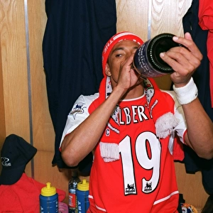 Gilberto (Arsenal) celebrates at the end of the match