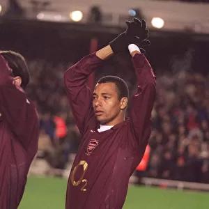 Gilberto (Arsenal) claps the fans before the match. Arsenal 4: 0 Portsmouth
