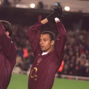 Gilberto (Arsenal) claps the fans before the match. Arsenal 4: 0 Portsmouth