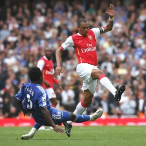 Gilberto de Arsenal y Jonathan Obi Mikel de Chelsea Gilberto de Arsenal y Jonathan Obi Mikel de Chelsea