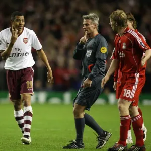 Gilberto (Arsenal) points out the ammount of fouls Javier Mascherano Gilberto (Arsenal) points out the ammount of fouls Javier Mascherano