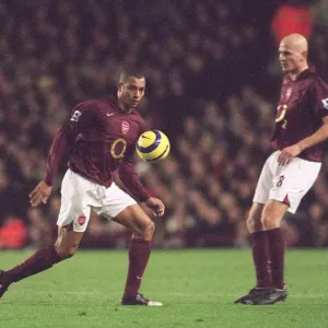 Gilberto (Arsenal) run out onto the pitch. Arsenal 0: 0 Manchester United Gilberto (Arsenal) run out onto the pitch. Arsenal 0: 0 Manchester United