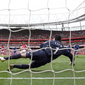 Gilberto scores Arsenals gol from the penalty spot past Petr Czech (Chelsea)