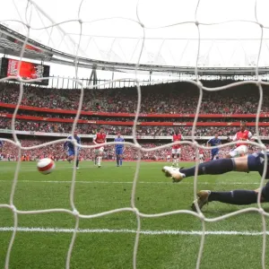 Gilberto marca al portero del Chelsea, Petr Čech desde el punto de penalti y anota para el Arsenal. Gilberto marca al portero del Chelsea, Petr Čech desde el punto de penalti y anota para el Arsenal.