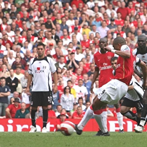 Gilberto shoots past Fulham goalkeeper Antti Niemi to score the 3rd Arsenal goal from the penalty spot. Arsenal 3: 1 Fulham, Barclays Premiership, Emirates Stadium, London, 29 / 4 / 2007. Credit: Stuart MacFarlane / Arsenal