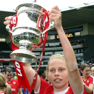 Gilly Flaherty (Arsenal Ladies) with the FA Cup Trophy