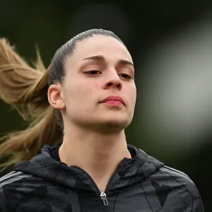 Gio Queiroz Gears Up: Arsenal Women Face Manchester City in FA Super League Showdown