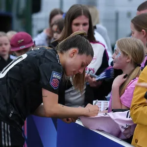 Gio Queiroz Signs Autographs: Everton FC vs Arsenal Women's Super League, Liverpool 2023 Gio Queiroz Signs Autographs: Everton FC vs Arsenal Women's Super League, Liverpool 2023