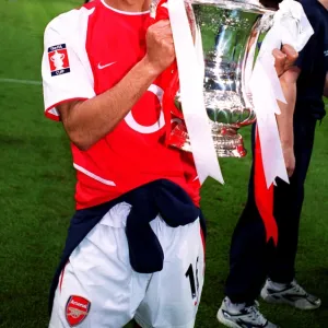 Giovanni van Bronckhorst (Arsenal) with the FA Cup Trophy