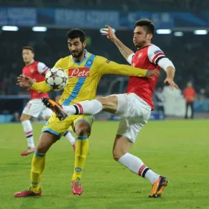 Giroud vs. Albiol: Tense Moment in Napoli vs. Arsenal UEFA Champions League Clash Giroud vs. Albiol: Tense Moment in Napoli vs. Arsenal UEFA Champions League Clash