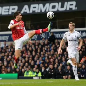 Giroud vs Dawson: A Battle for Supremacy in the Premier League - Arsenal vs Tottenham, 2012-13
