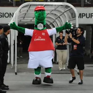 Gunner with Carl Finocchiaro. Malaysia XI 0: 4 Arsenal, Bukit Jalil Stadium Gunner with Carl Finocchiaro. Malaysia XI 0: 4 Arsenal, Bukit Jalil Stadium
