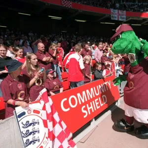 Gunner with the fans before the match. Arsenal 1: 2 Chelsea. FA Community Shield