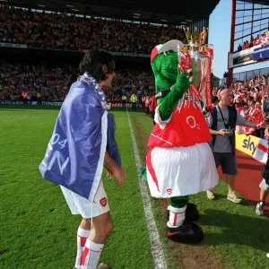 Gunner lifts the Premiership trophy watched by Thierry Henry and Robert Pires