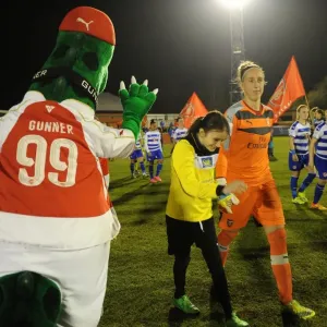 Gunner and mascot with Sari van Veenedaal (Arsenal Ladies)