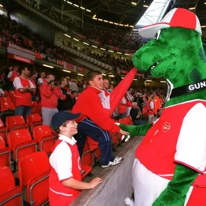 Gunner meets some young fans before the match. Arsenal 1: 0 Southampton. The F
