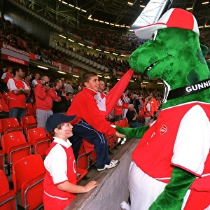 Gunner meets some young fans before the match. Arsenal 1: 0 Southampton. The F