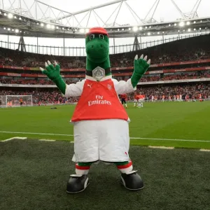 Gunnersaurus Ready for Battle: Arsenal's Mascot at Emirates Cup 2015/16 vs VfL Wolfsburg
