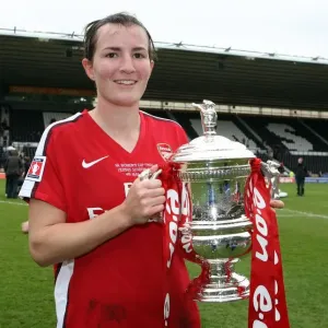 Helena Landar con la copa de la Copa FA (Ladies del Arsenal)