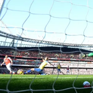Henrikh Mkhitaryan scores Arsenals 2nd goal