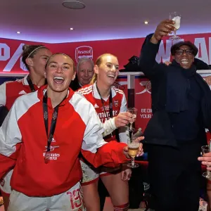 Ian Wright si riunisce con le campionesse di FA WSL Cup delle donne dell'Arsenal : un ritorno trionfale a Selhurst Park