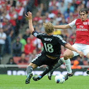 Ignasi Miquel (Arsenal) Dirk Kuyt (Liverpool). Arsenal 0: 2 Liverpool. Barclays Premier League