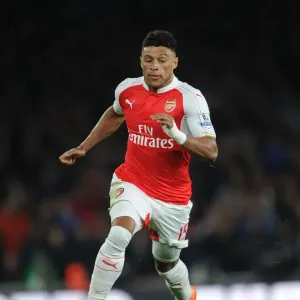 Intense Action: Oxlade-Chamberlain's Battle in Arsenal vs. Liverpool (2015/16) Intense Action: Oxlade-Chamberlain's Battle in Arsenal vs. Liverpool (2015/16)