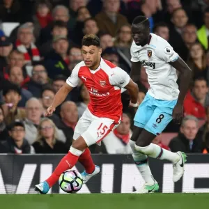 Intense Battle: Oxlade-Chamberlain vs. Kouyate in Arsenal's Premier League Showdown