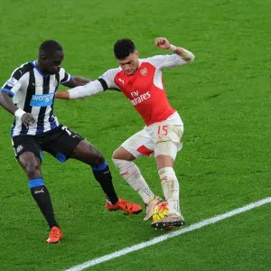 Intense Clash: Oxlade-Chamberlain vs. Sissoko in Arsenal's Battle Against Newcastle