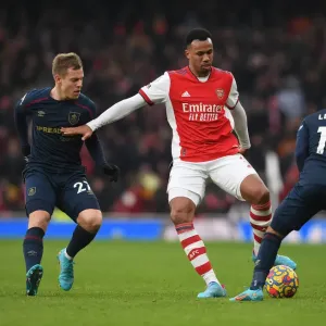 Intense Face-Off: Magalhaes vs. Vydra in Arsenal's Battle Against Burnley