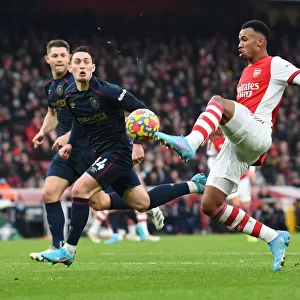 Intense Face-Off: Magalhaes vs. Roberts - Arsenal's Battle Against Burnley (2021-22)
