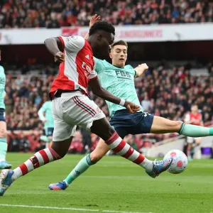 Intense Rivalry: Saka vs. Thomas - Arsenal's Young Star Clashes with Leicester Defender in Premier League Showdown Intense Rivalry: Saka vs. Thomas - Arsenal's Young Star Clashes with Leicester Defender in Premier League Showdown