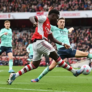 Intense Rivalry: Saka vs. Thomas - Arsenal's Young Star Clashes with Leicester Defender in Premier League Showdown
