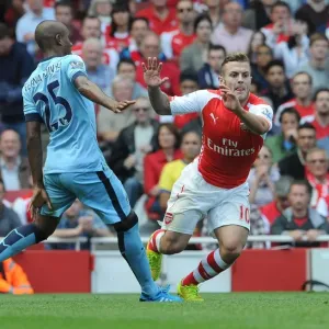 Jack Wilshere (Arsenal) Fernadinho (Man City). Arsenal 2: 2 Manchester City. Barclays Premier League