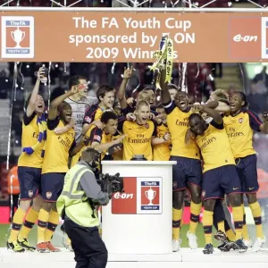 Jay Thomas Lifts the FA Youth Cup: Arsenal's Glory over Liverpool Jay Thomas Lifts the FA Youth Cup: Arsenal's Glory over Liverpool