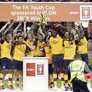 Jay Thomas lifts the FA Youth Cup Trophy for Arsenal