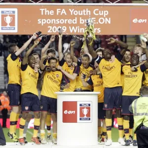 Jay Thomas lifts the FA Youth Cup Trophy for Arsenal Jay Thomas lifts the FA Youth Cup Trophy for Arsenal